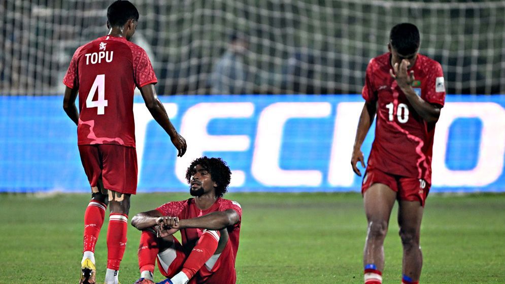 এভাবেও ম্যাচ হারা যায়!