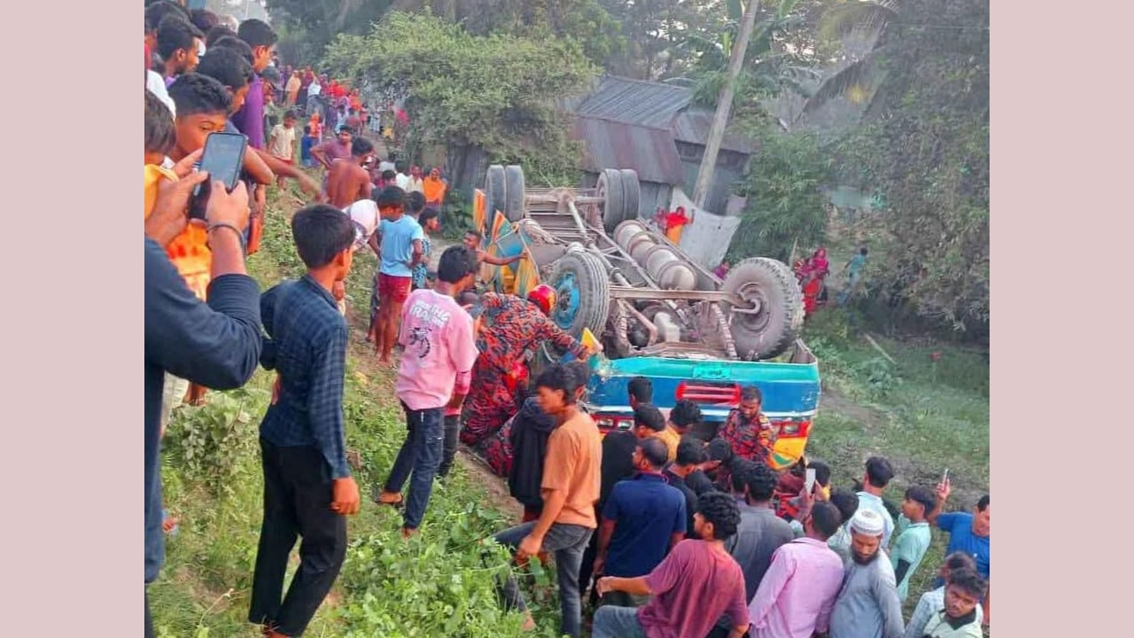 হবিগঞ্জে যাত্রীবাহী বাস উল্টে নিহত ২ আহত ৩০