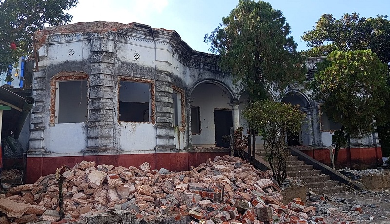 ভেঙে ফেলা হচ্ছে মিনিস্টার বাড়ি