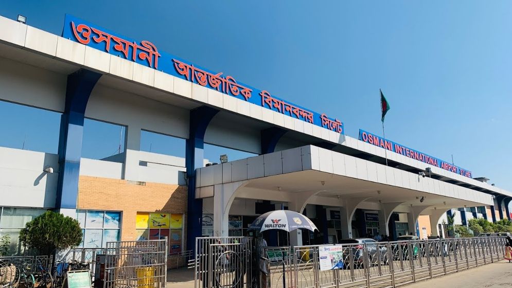 ওসমানী বিমানবন্দরে বোর্ডিং ব্রিজে বিমানের ধাক্কা