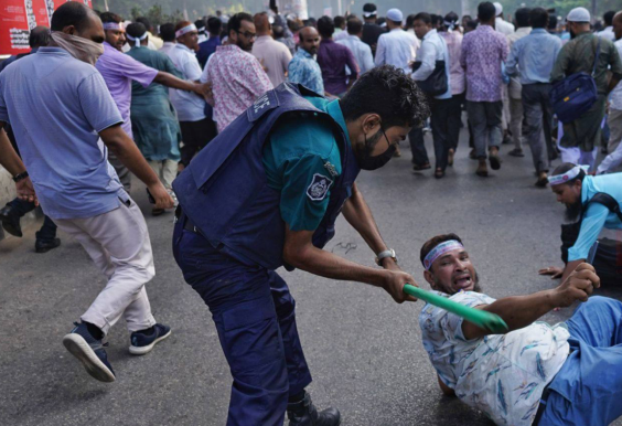 প্রাথমিক শিক্ষকদের পদযাত্রায় পুলিশের বাধা, টিয়ার শেল ও সাউন্ড গ্রেনেড নিক্ষেপ