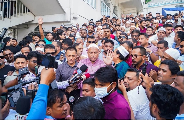 মাজার জিয়ারতের মধ্যদিয়ে নির্বাচনী প্রচারে এমরান চৌধুরী