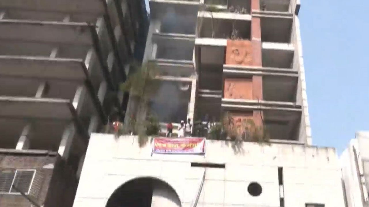 কার্যক্রম নিষিদ্ধ আ. লীগের কেন্দ্রীয় কার্যালয়ে অগ্নিসংযোগ