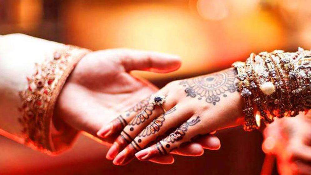 বাসররাতে নবদম্পতির নামাজ পড়া কি আবশ্যক?
