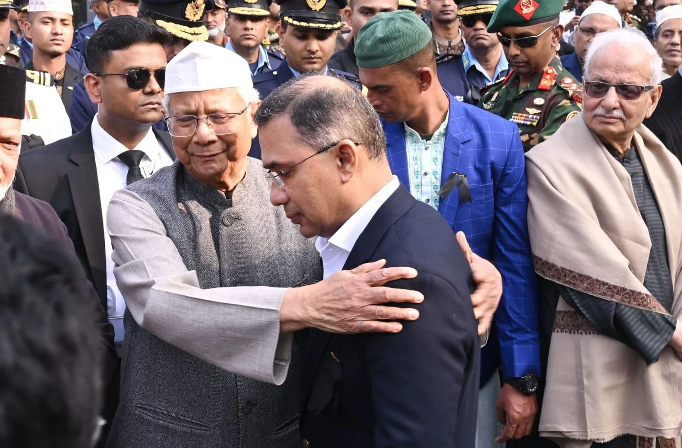 তারেক রহমানকে বুকে টেনে নিয়ে সান্ত্বনা দিলেন প্রধান উপদেষ্টা