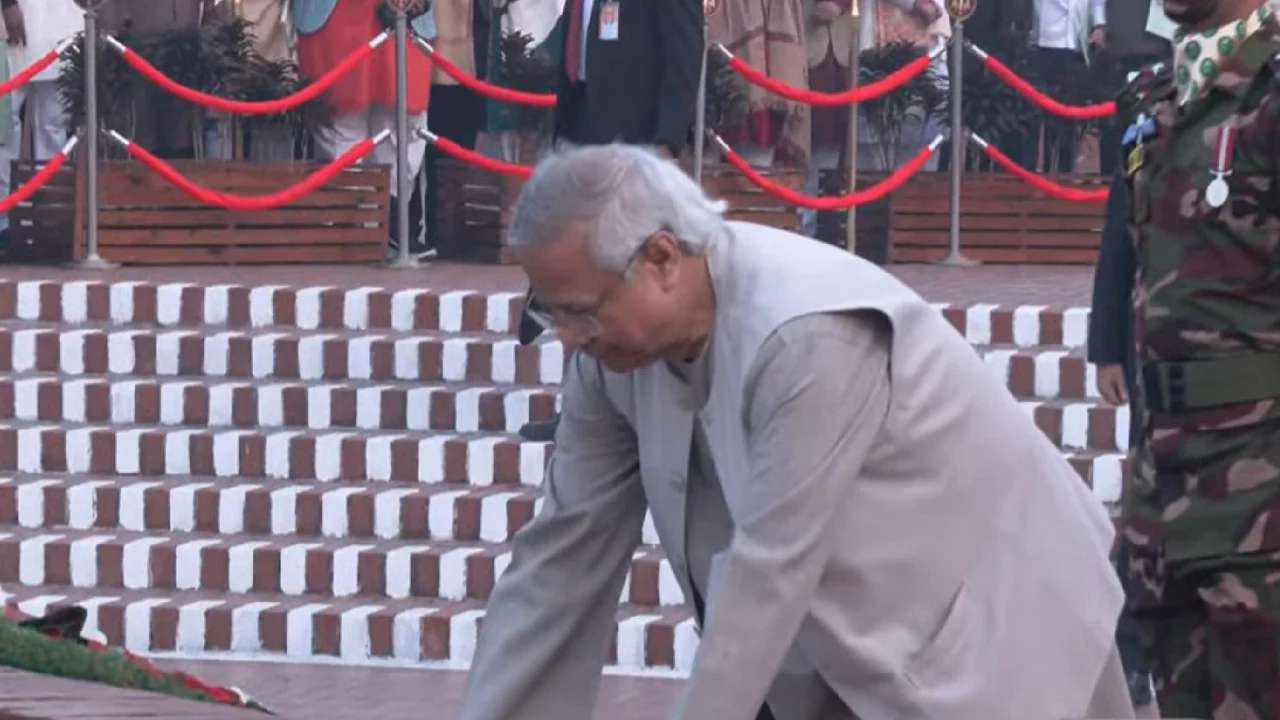 জাতীয় স্মৃতিসৌধে প্রধান উপদেষ্টার শ্রদ্ধা নিবেদন