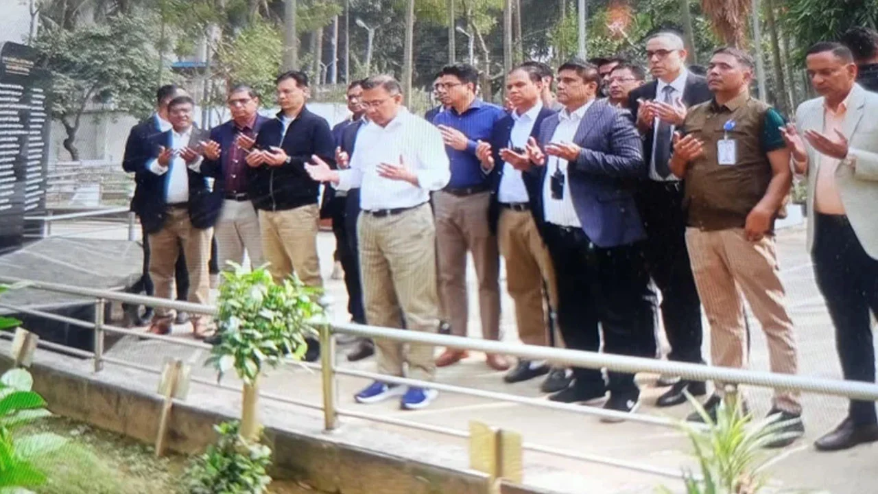 পিলখানায় শহীদদের কবর জিয়ারত করলেন তারেক রহমান
