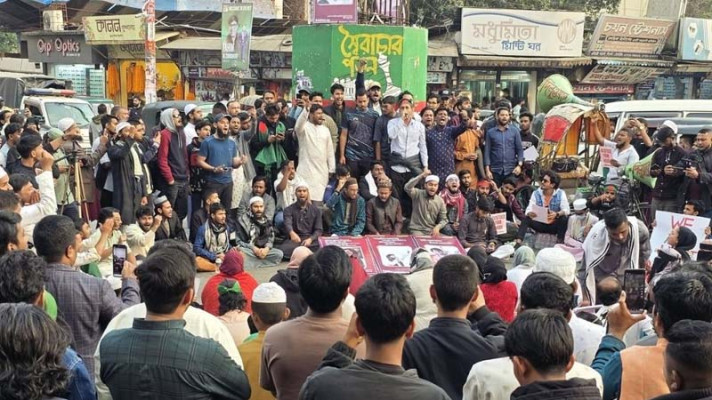 হাদি হত্যার বিচার দাবিতে সিলেটে সড়ক অবরোধ
