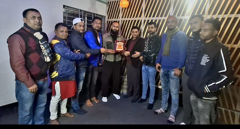 তামান্না ফাউন্ডেশনের প্রতিষ্ঠাতা তামিম রহমানকে সম্মাননা স্মারক প্রদান