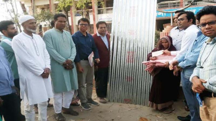 গোলাপগঞ্জে কুশিয়ারা নদীতে ঘরহারা ৫ পরিবারের পাশে উপজেলা প্রশাসন