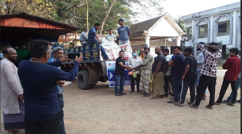 গোলাপগঞ্জে টিসিবি’র গাড়িতে উপচেপড়া ভিড়