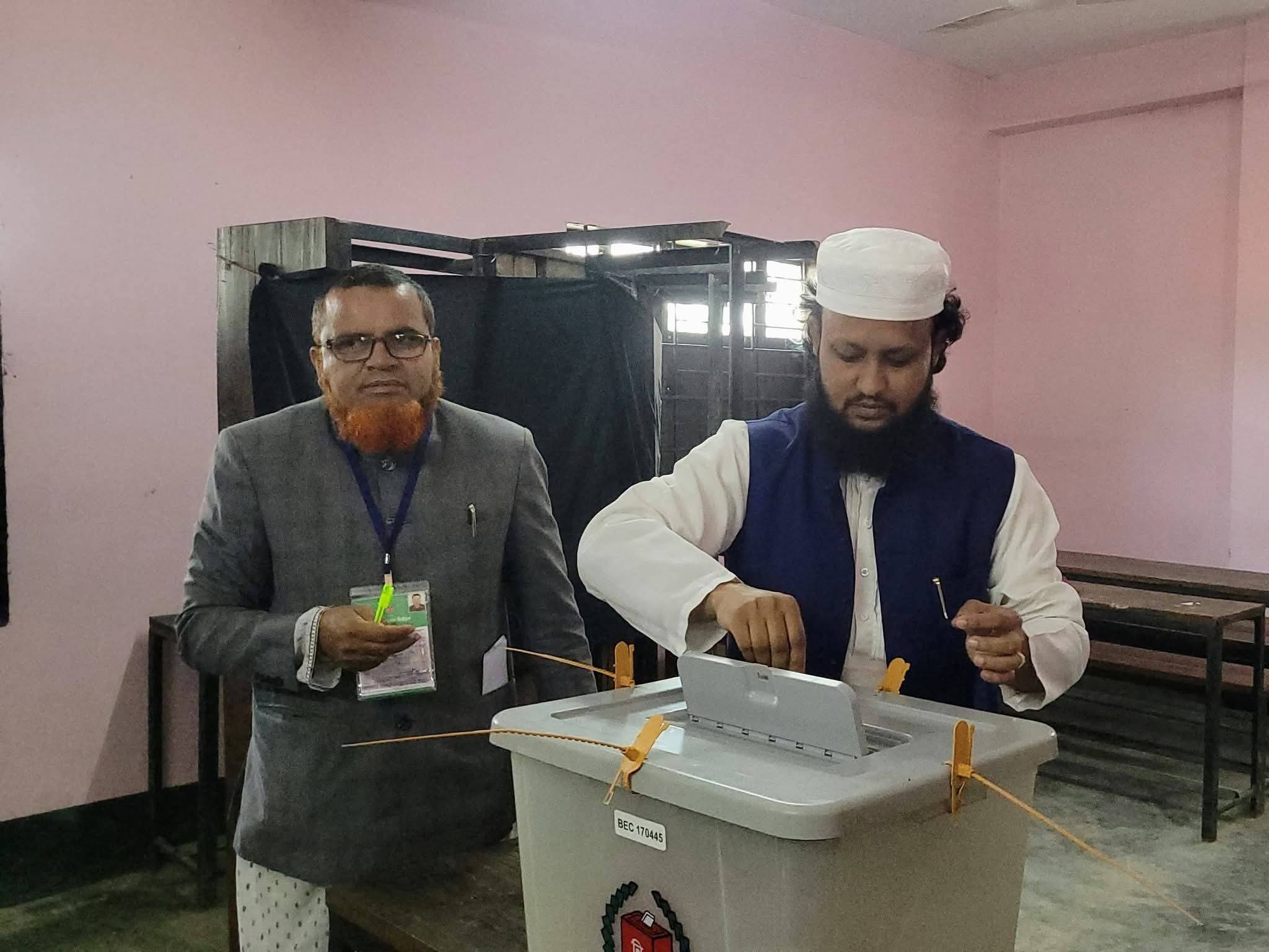 মাকে সঙ্গে নিয়ে ভোট দিলেন হেলিকপ্টার প্রতীকের প্রার্থী ফখরুল ইসলাম