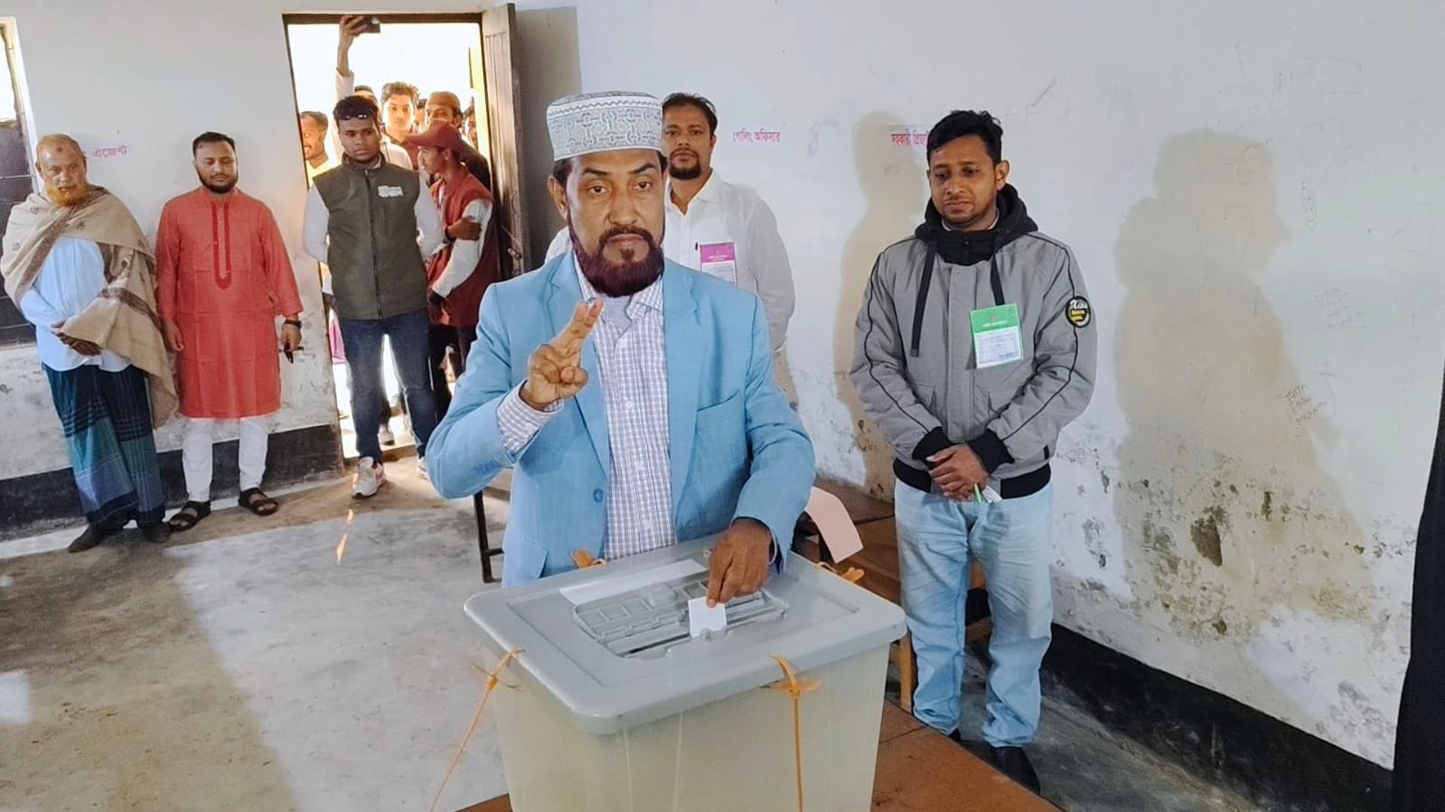 নিজ কেন্দ্রে ভোট দিলেন মোহাম্মদ সেলিম উদ্দিন