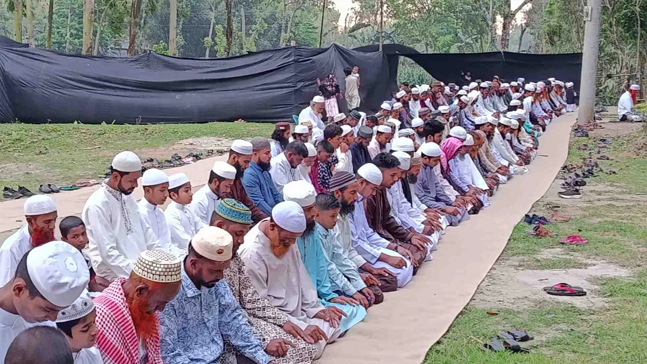 সৌদির সঙ্গে মিল রেখে দেশের কয়েক স্থানে ঈদ উদ্যাপন