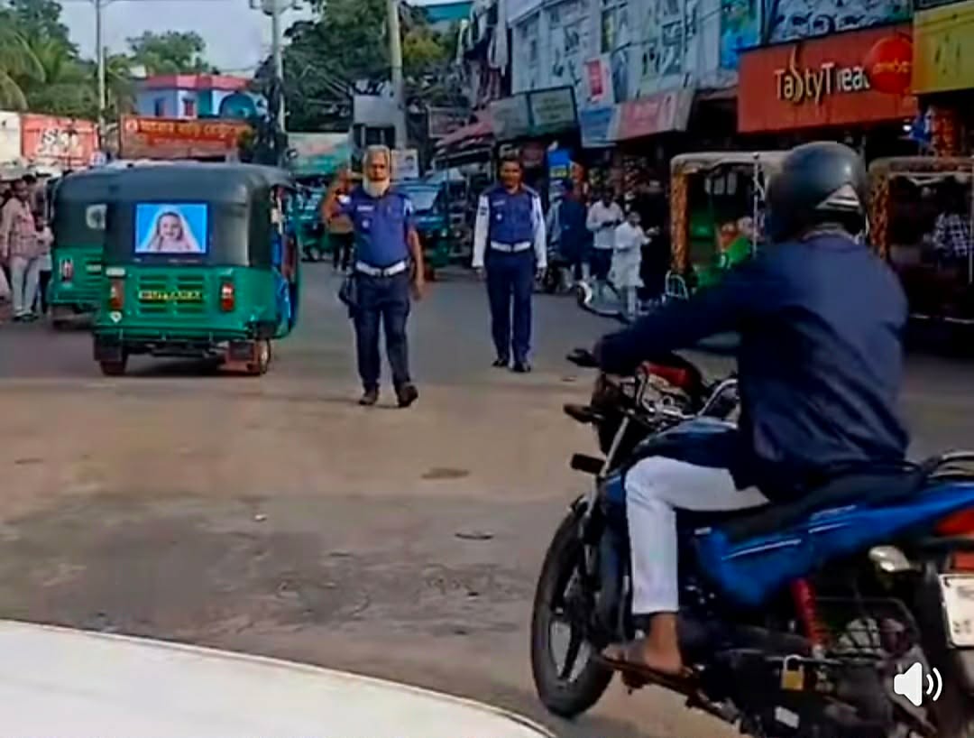 পরিবারের সঙ্গে ঈদ নয়, জনগণের সেবায় ব্যস্ত ট্রাফিক পুলিশ