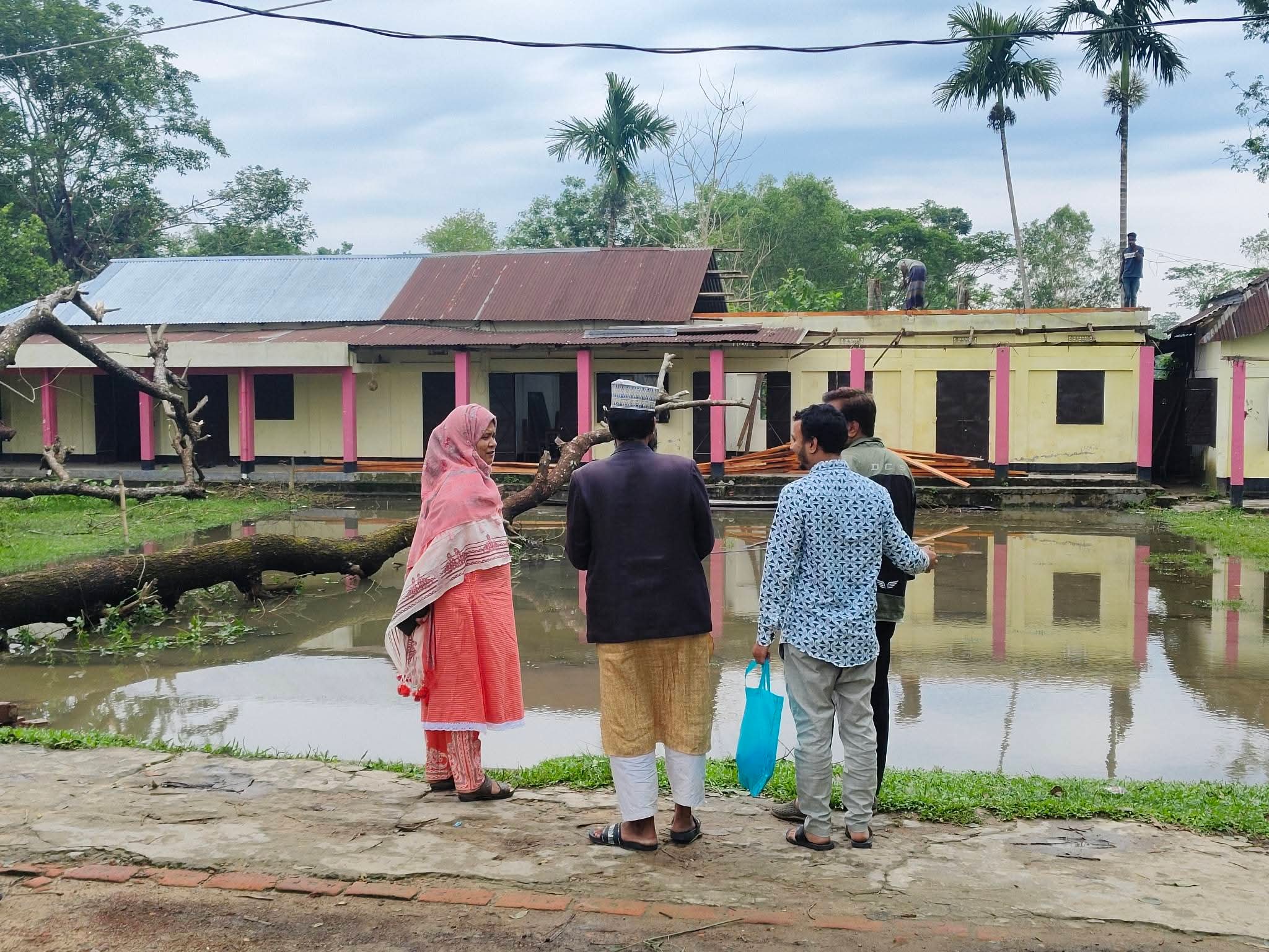 বিয়ানীবাজারে ঝড়ে ক্ষতিগ্রস্ত শিক্ষা প্রতিষ্ঠান পরিদর্শনে ইউএনও, মেরামতের আশ্বাস