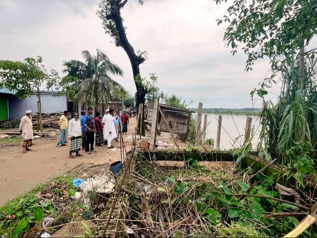 শরীফগঞ্জে নদী ভাঙনে বাজারের দোকান বিলীন