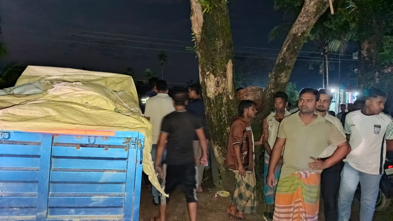গোলাপগঞ্জে ভারতীয় মসলা পাচার চেষ্টা ভেস্তে দিলো স্থানীয়রা, পিকআপসহ মালামাল জব্দ