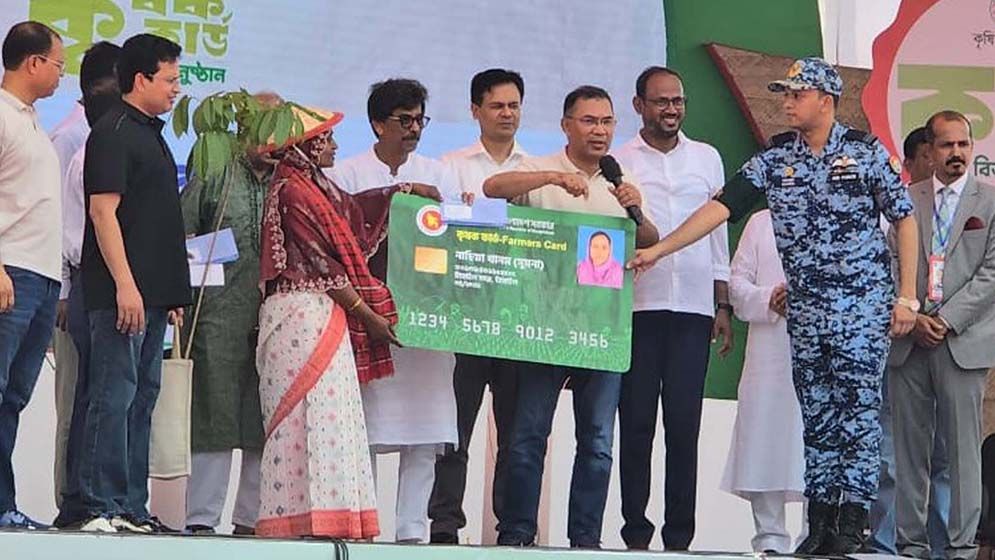 প্রধানমন্ত্রীর হাত থেকে কার্ড পেয়ে উচ্ছ্বসিত কৃষক-কৃষাণী