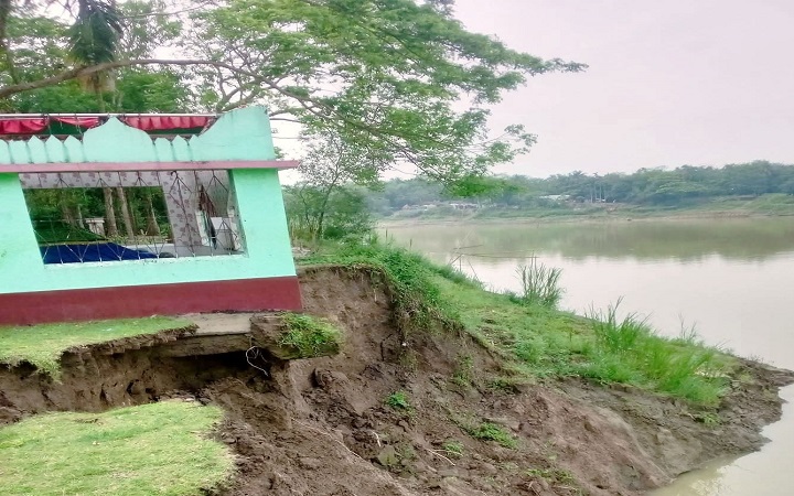 কুশিয়ারার ভাঙনে বিলীন হওয়ার পথে পনাইরচকের শতবর্ষী মাজার!