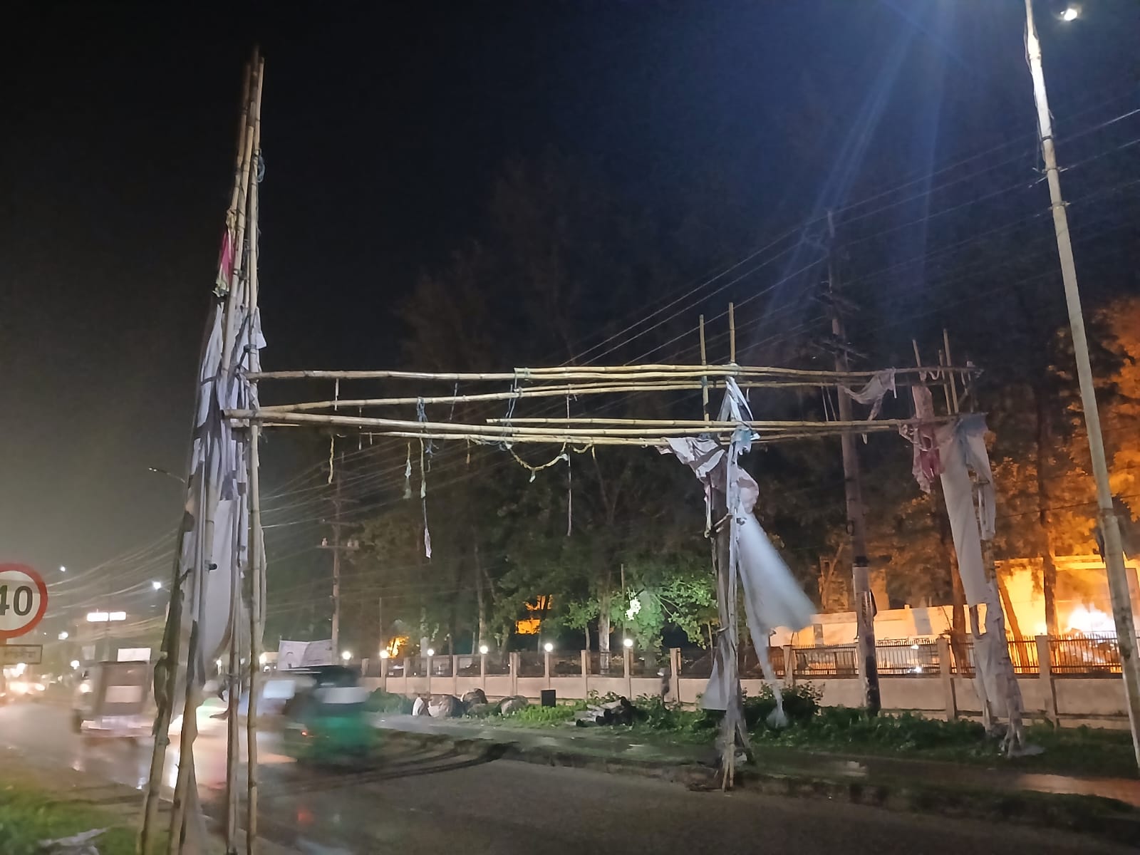 গোলাপগঞ্জে সড়কের ওপর ঝুঁকিপূর্ণ বাঁশের তোরণ, দুর্ঘটনার আশঙ্কা