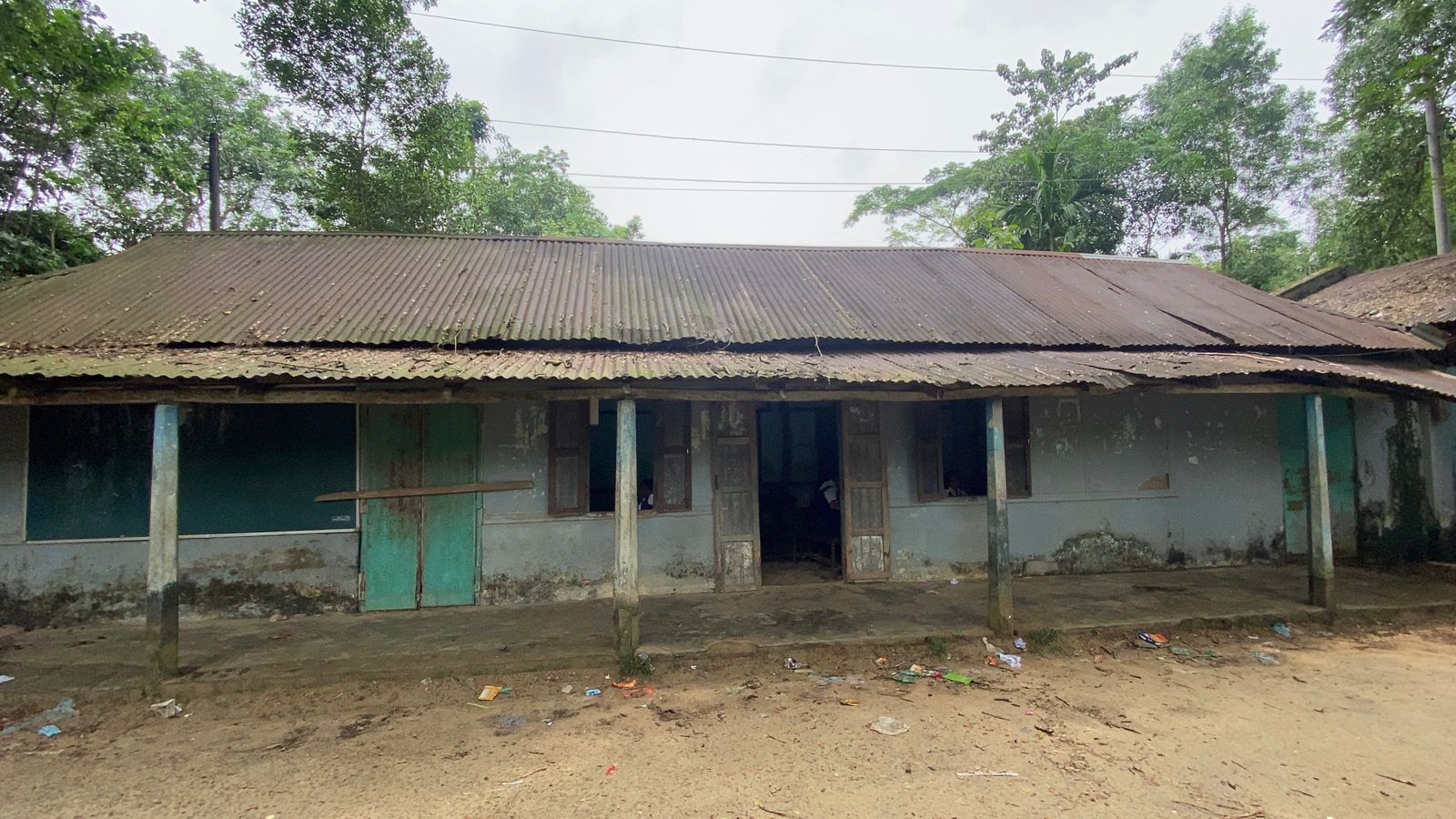 গোলাপগঞ্জে ঝুঁকিপূর্ণ শ্রেণি কক্ষে পাঠদান, দুর্ঘটনার শঙ্কায় শিক্ষার্থীরা