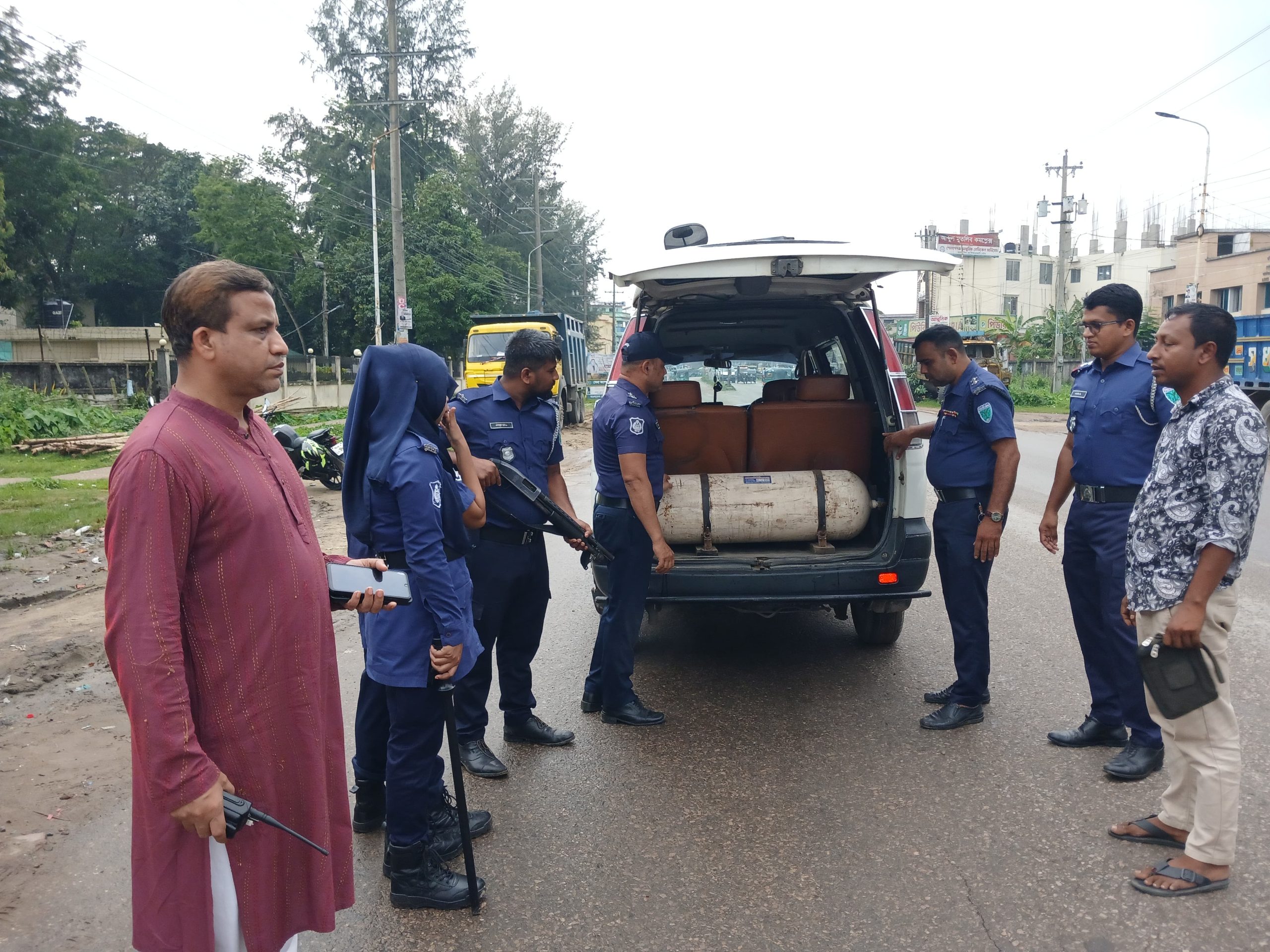 ঈদ সামনে রেখে গোলাপগঞ্জ থানা পুলিশ ও ট্রাফিক পুলিশের বিশেষ অভিযান