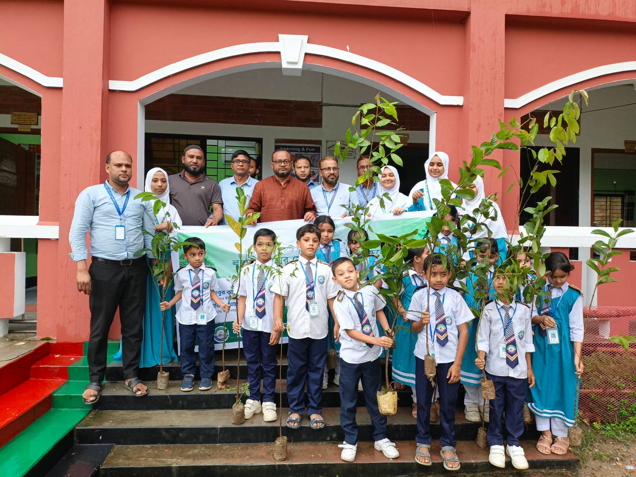 লুৎফুর নেহার মেমোরিয়াল গার্লস স্কুল এ বৃক্ষরোপণ কর্মসূচির উদ্বোধন