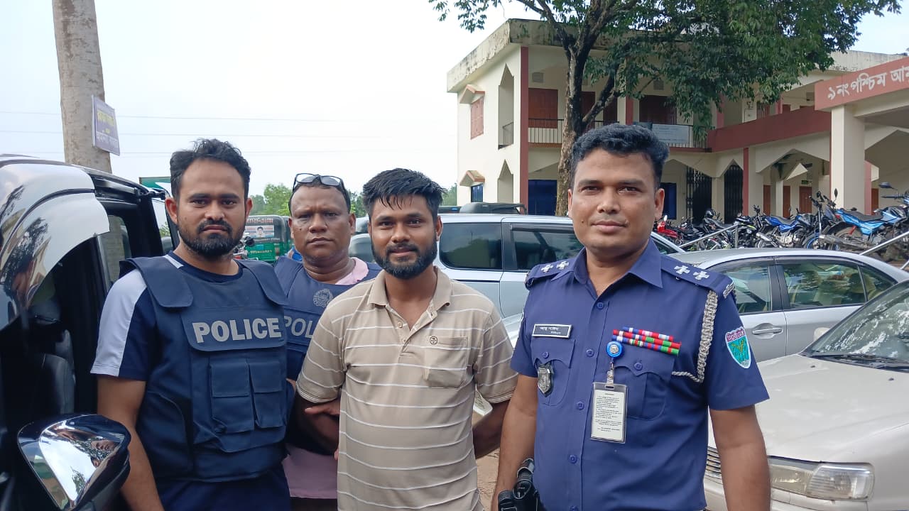 গোলাপগঞ্জে বৈষম্যবিরোধী মামলা ও প্রধানমন্ত্রীকে নিয়ে কটূক্তি করা সেই ছাত্রলীগের রাকিব গ্রেপ্তার