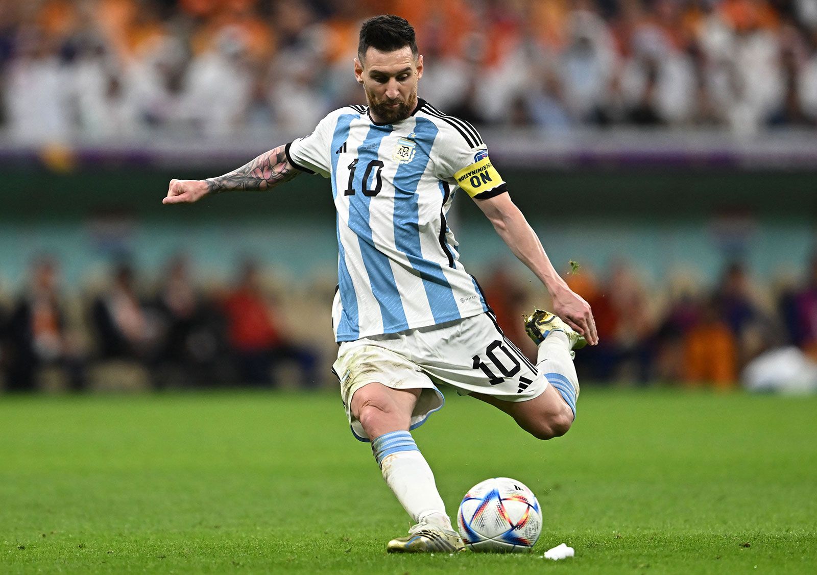 লিওনেল মেসির ঐতিহাসিক হ্যাটট্রিক, বিশ্বকাপের শুরুতেই আলোড়ন