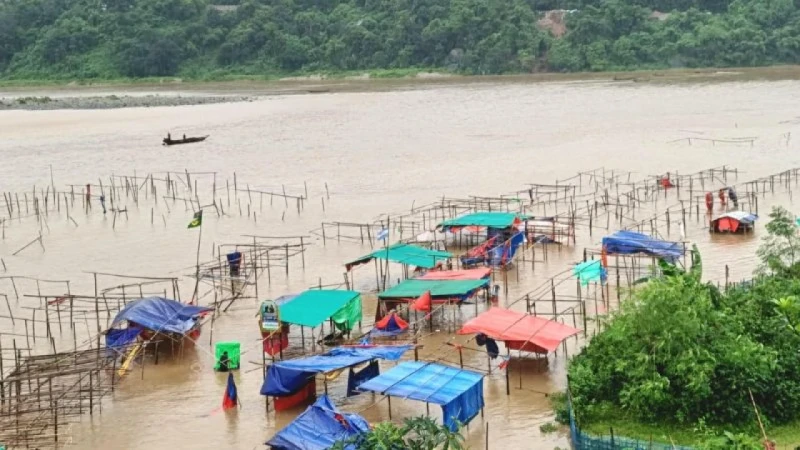 জাফলংয়ে এক রাতেই শতাধিক দোকানপাট লণ্ডভণ্ড