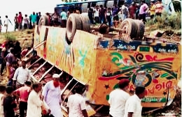 সিলেট-ঢাকা মহাসড়কে বাস খাদে: নারী-শিশুসহ নিহত ৪, আহত ১০