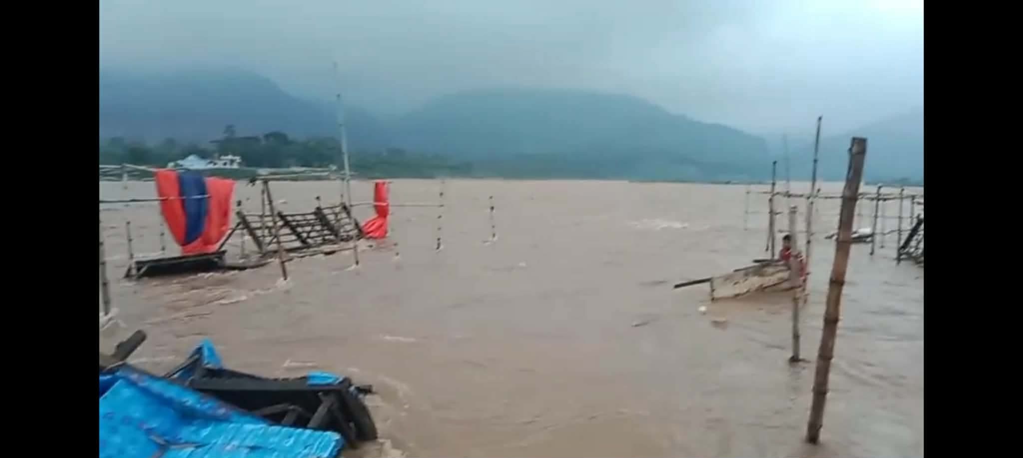 পাহাড়ি ঢলে প্লাবিত সাদাপাথর, ক্ষ’তির আশ’ঙ্কায় ব্যবসায়ীরা