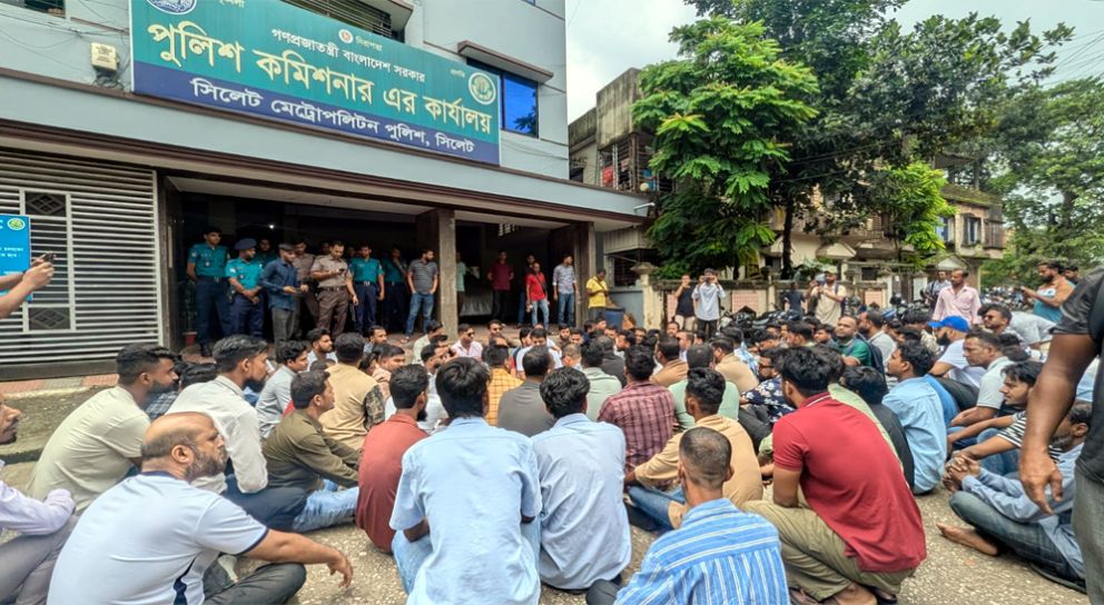 ছাত্রলীগ রুখতে কমিশনার অফিসে ছাত্রদল