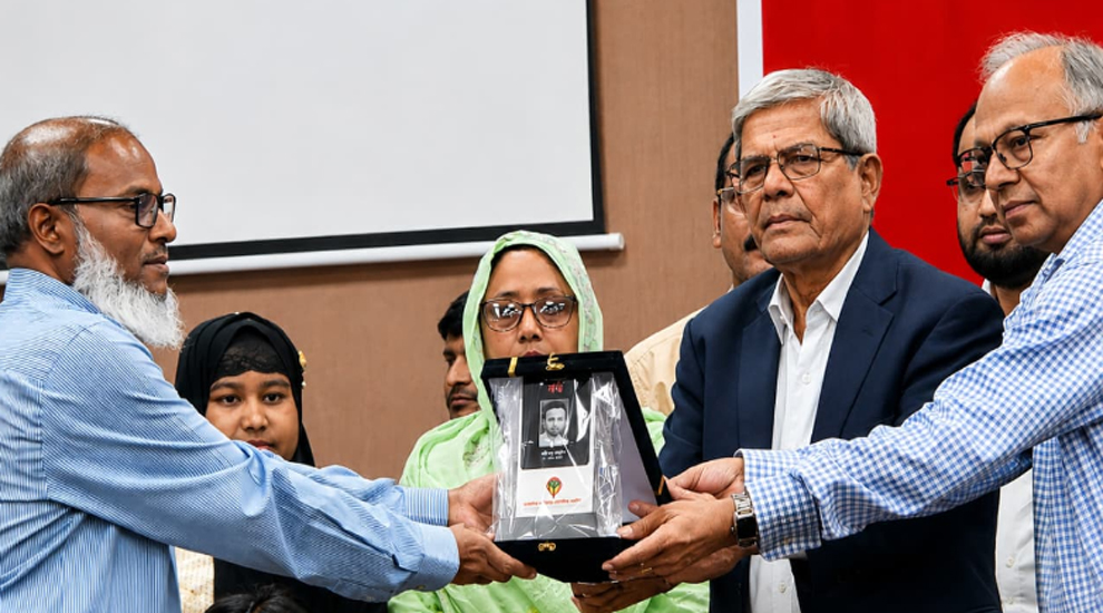 ‘জুলাই শহীদ সাংবাদিক সম্মাননা’ পেলেন এটিএম তুরাবসহ ৫ পরিবার