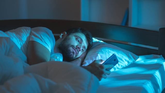 ঘুমহীন রাত ও প্রযুক্তির ফাঁদ