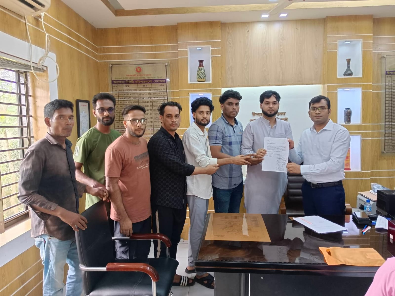 গোলাপগঞ্জ পৌরসভার সড়কবাতি ও কবরস্থান সংস্কারের দাবিতে গোলাপগঞ্জপৌর প্রশাসকের সঙ্গে তরুণদের সাক্ষাৎ